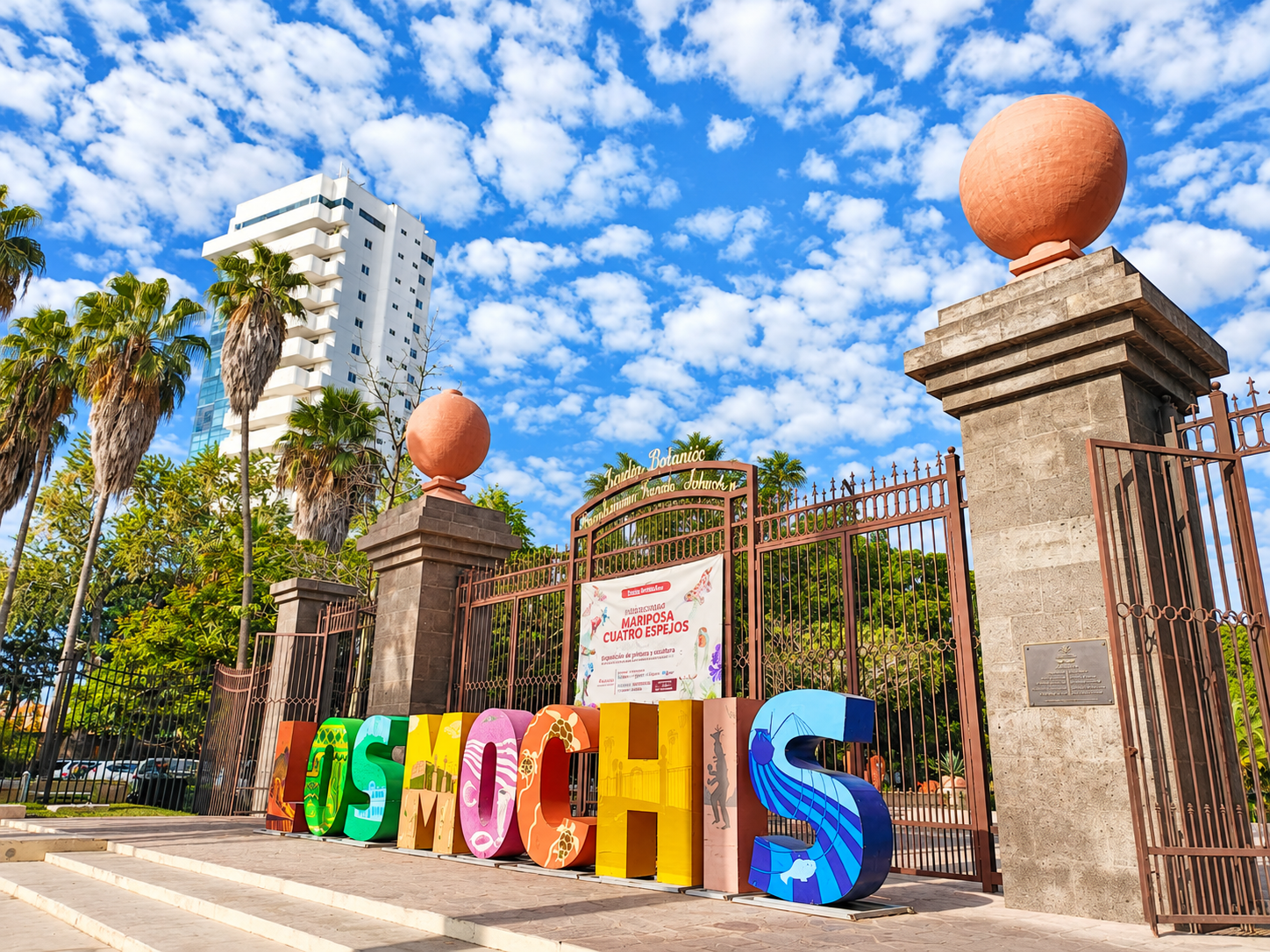 Monumento histórico y letras representativas de Los Mochis